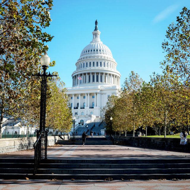 2 For 1! DC Highlights & Arlington Cemetery Tour Bundle - Starting at the Navy Memorial and getting oriented