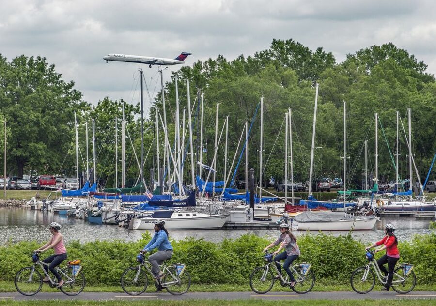 Alexandria: Full-Day Bike Tour to Mt Vernon w/ Optional Boat - Using the 29-stop audio guide