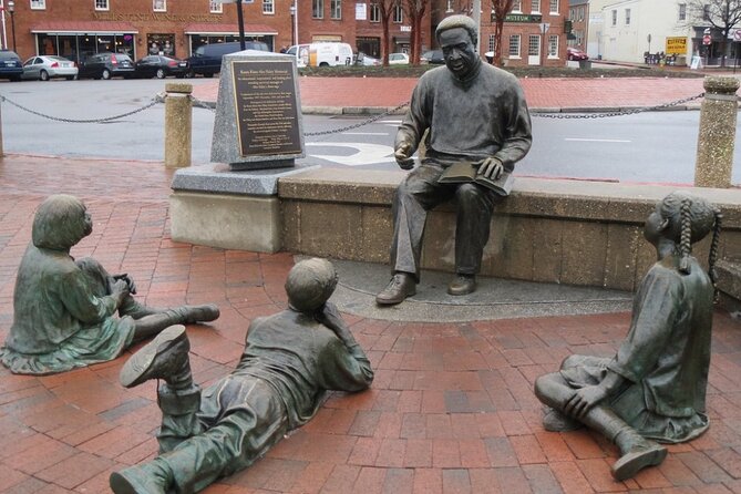 Awesome Scavenger Hunt: Annapolis Red Bricks & Blue Views - Stop One: The Kunta Kinte, Alex Haley Memorial