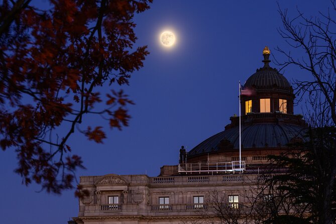 Dark History: Scandals of Capitol Hill Evening Walking Tour - What the guide adds to the evening