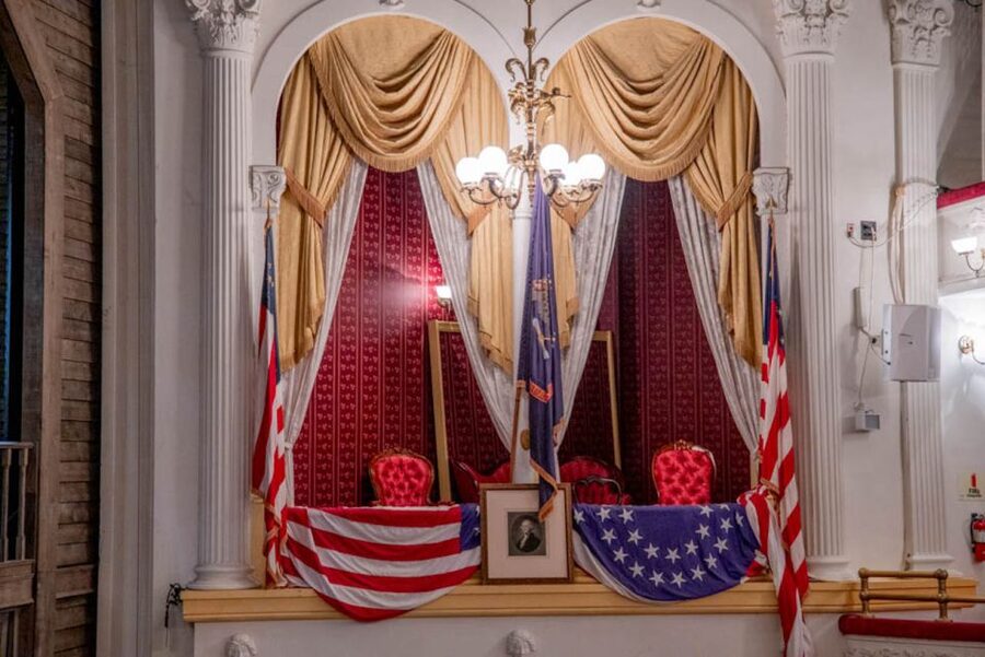 DC: Lincoln Assassination Walking Tour with Ford's Theatre - Petersen House, where Lincoln died