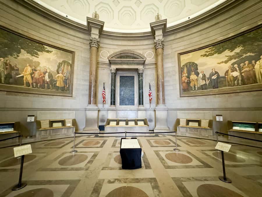 DC: National Archives & Optional Museum Add-On - A focused 75 minutes at the Museum of American History