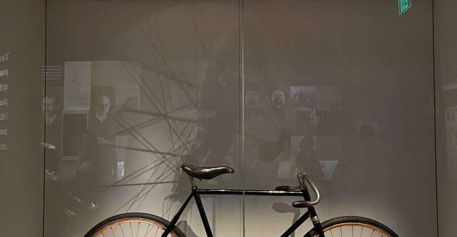 DC: Smithsonian Highlights Walking Tour with Air and Space - American History: famous objects with a human scale