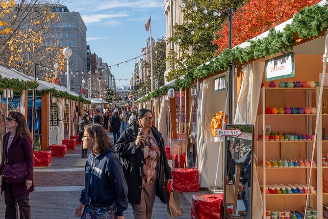 Downtown DC Holiday Tour: Lights, Decorations & Festive Cheer - Stories about DC’s oldest hotel and restaurant
