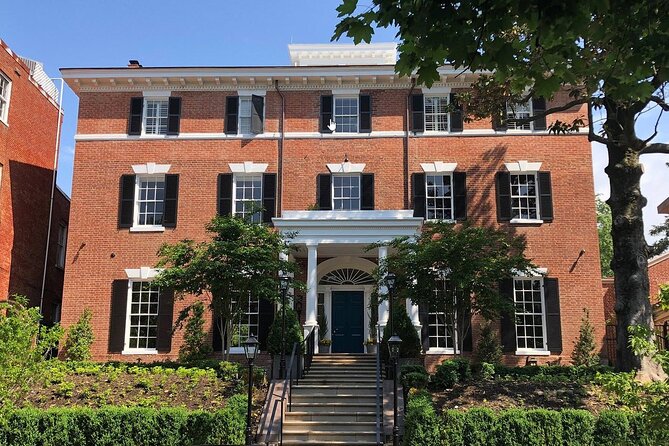 Historic Georgetown: History, Gossip, & Architecture Walking Tour - What the guides add to the experience