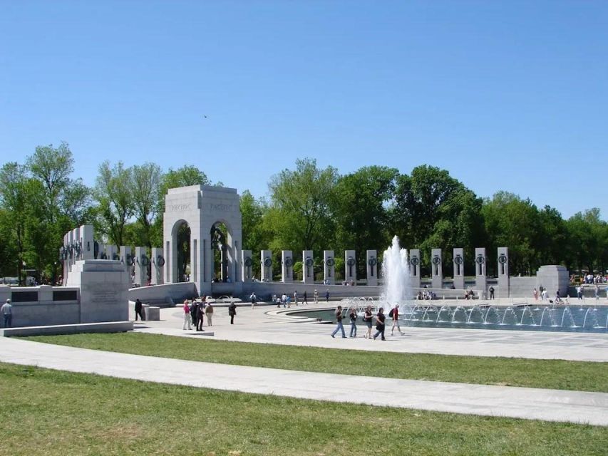 Monuments Bus Tour with 10 Stops, Optional US Capitol Entry - What you see between the stops