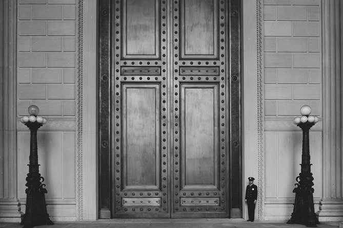 National Archives + National Portrait Gallery Tour 6ppl Max - Meeting your guide at the National Archives
