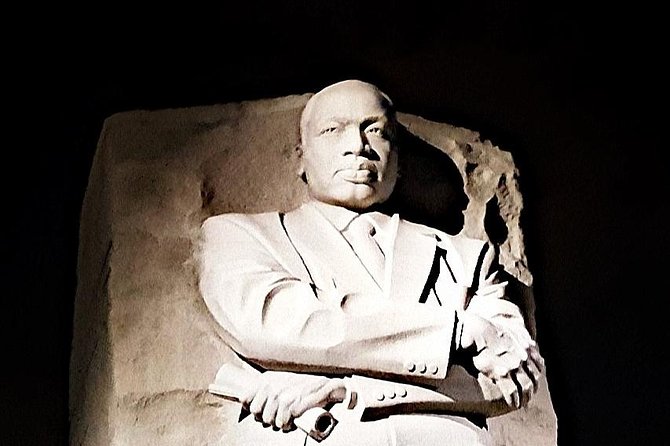 Private Night-Time Monuments Tour of DC for up to 10 Guests - The war memorials and Lincoln’s powerful setting
