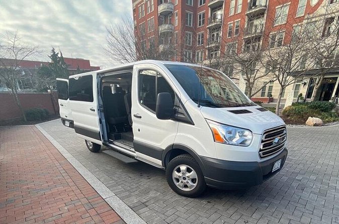 Private Ronald Reagan National Airport (DCA) transfer Round trip - A good fit for families and larger parties