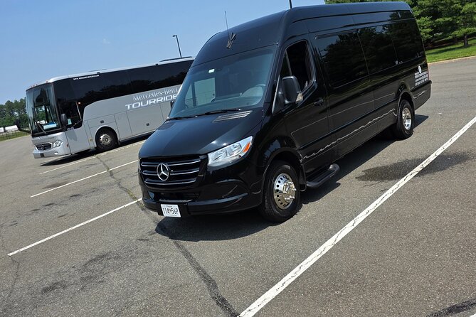 Roberts Luxury Transportation Shuttle Private Sightseeing Tour - The Tidal Basin, Jefferson Memorial, and cherry blossom season