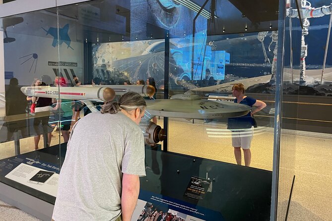 Smithsonian Museums Walking Tour with Reserved Air & Space Entry - What the guides add to the experience