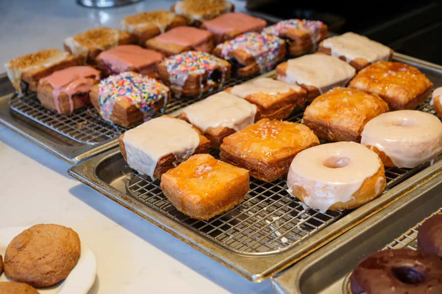 Washington, D.C.: Guided Delicious Donut Tour with Tastings - Walking downtown with a former president’s favorite restaurant nearby