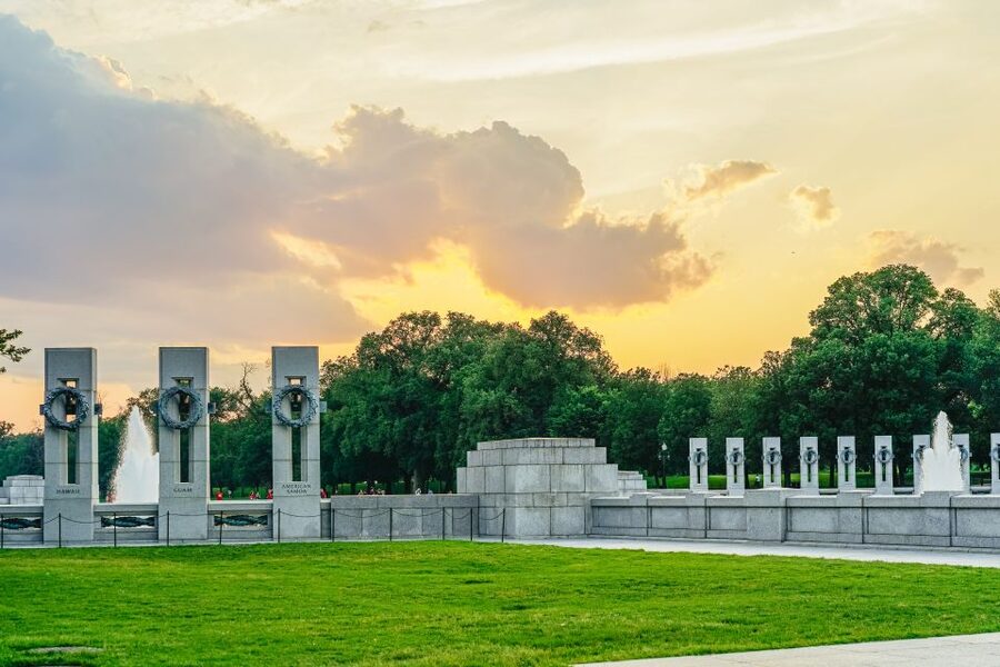 Washington DC: National Mall Night Bus Tour - The World War II Memorial and Washington Monument