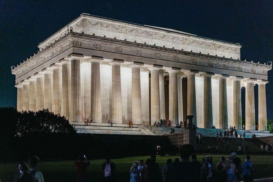 Washington DC: National Mall Night Bus Tour - Guides, commentary, and the human side of the tour