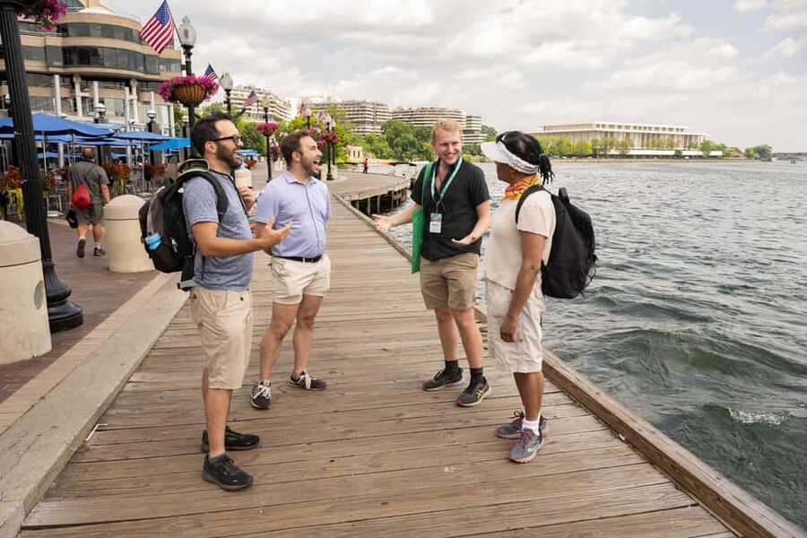 Washington DC: Potomac Cruise and Georgetown Walking Tour - Georgetown University and the Exorcist Steps