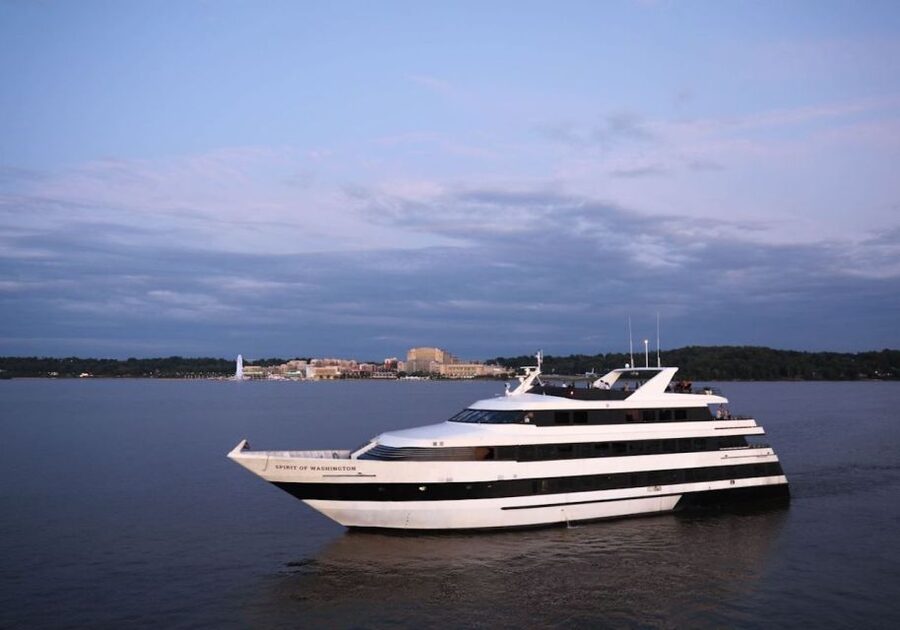 Washington, DC: Thanksgiving Day Lunch Cruise - Potomac views from the dining room and decks