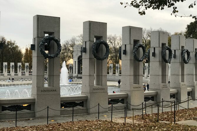 White House and National Mall Highlights with Lincoln Memorial - Vietnam Veterans Memorial and the granite wall